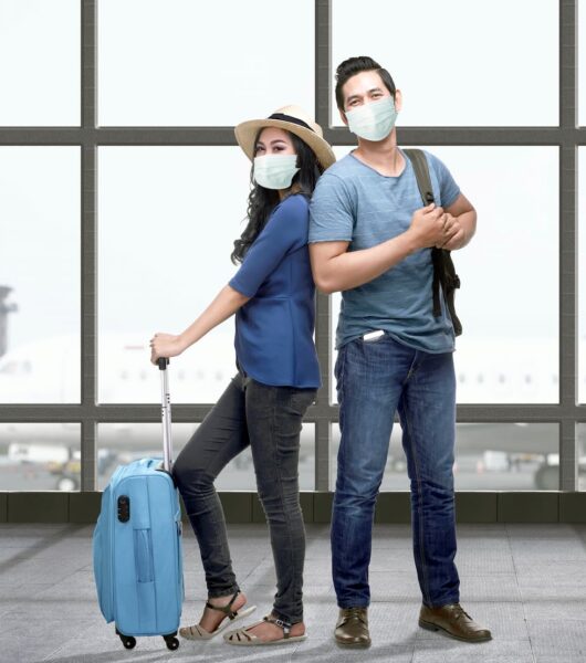 asian-couple-face-mask-with-suitcase-bag-backpack-standing-airport-terminal-traveling-new-normal (1)